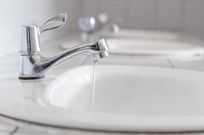 Beoordeel het sanitair van uw huis om te bepalen welk type leidingmateriaal er in huis is geïnstalleerd