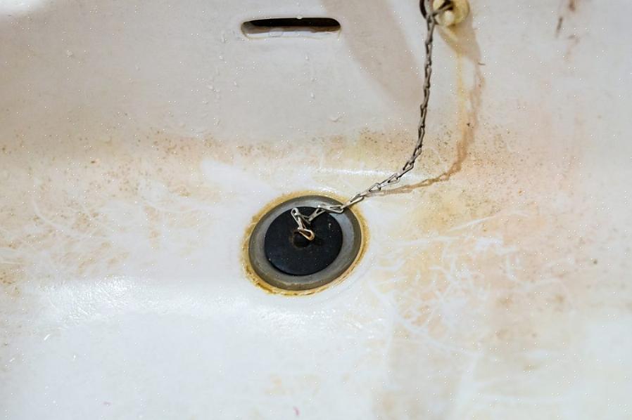 Vloeibare toiletpotreinigers vinden die zijn samengesteld om roestvlekken te verwijderen
