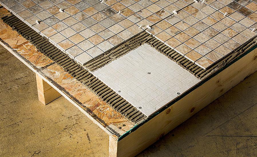 Technisch gezien kan cementplaat over een betonnen plaat worden gelegd als basis voor een tegelinstallatie