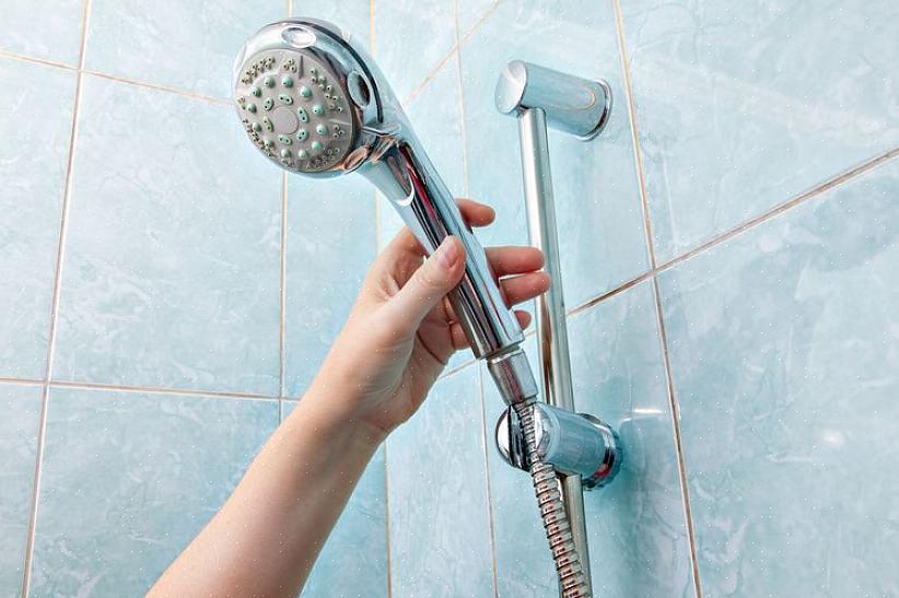 De standaard fitting voor een handdouche wordt bevestigd aan de bestaande douchearm