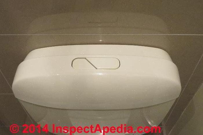 Mogelijk moet u de druktank uit de binnenkant van de toilettank verwijderen om de nieuwe tankbouten