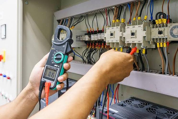 De National Electrical Code (NEC) vereist dat alle bedradingsaansluitingen in een geschikte behuizing