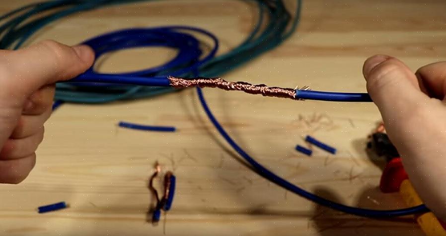 Het omhullende gedeelte van de kabels moet ongeveer 0,60 cm in de aansluitdoos lopen