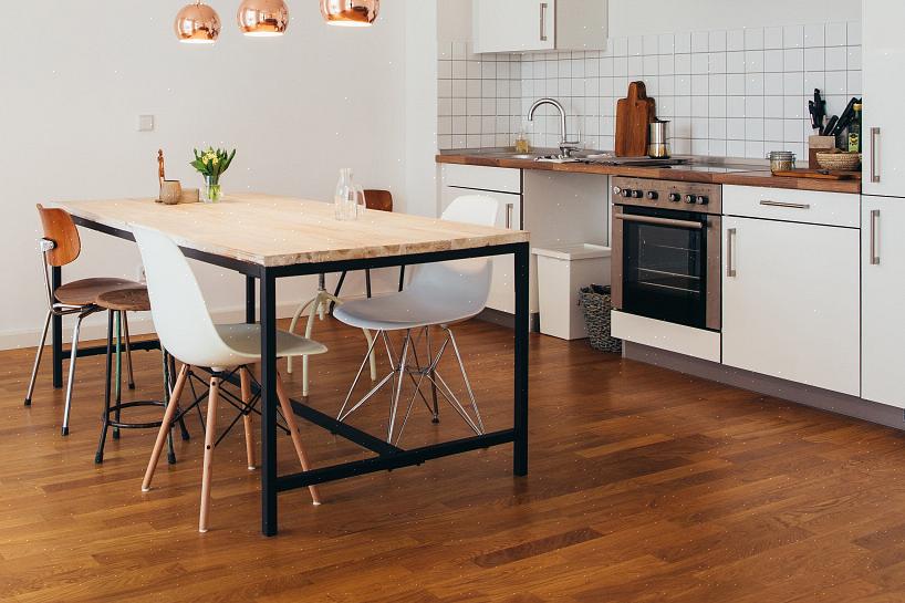 Met hardhouten vloeren in een keuken zul je het materiaal in de loop van de tijd zien veranderen