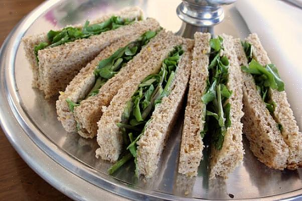 Theesandwiches of vingersandwiches passen op het menu wanneer u op zoek bent naar een eenvoudig gerecht