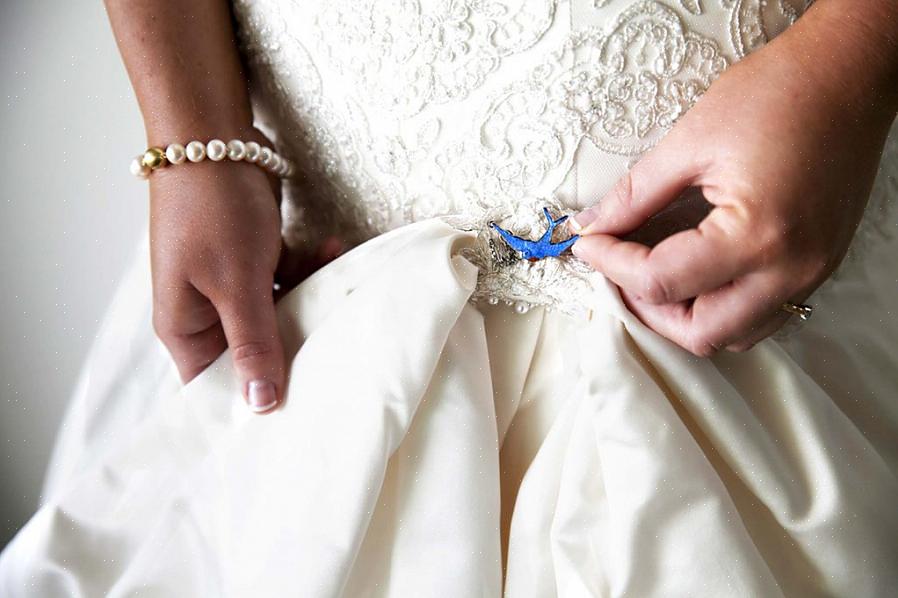 Het oud-Engelse rijm bevat iets ouds als een kleine geluksbrenger om op de trouwdag te dragen of te dragen