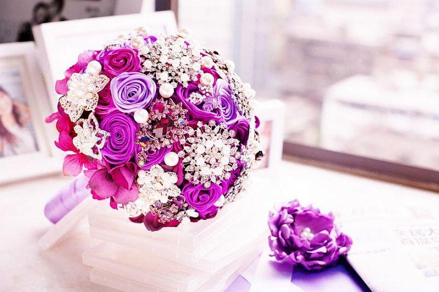 De donzige paarse bloemen van de ageratum zijn perfect als bruidsbloemstuk voor één variëteit