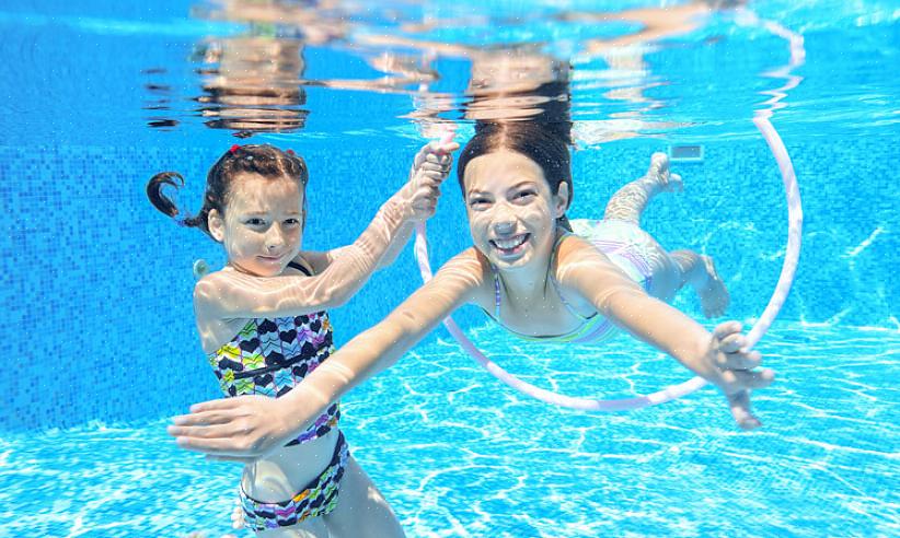 Zwembadactiviteiten kunnen leuk zijn voor groepen tieners tijdens jeugdevenementen