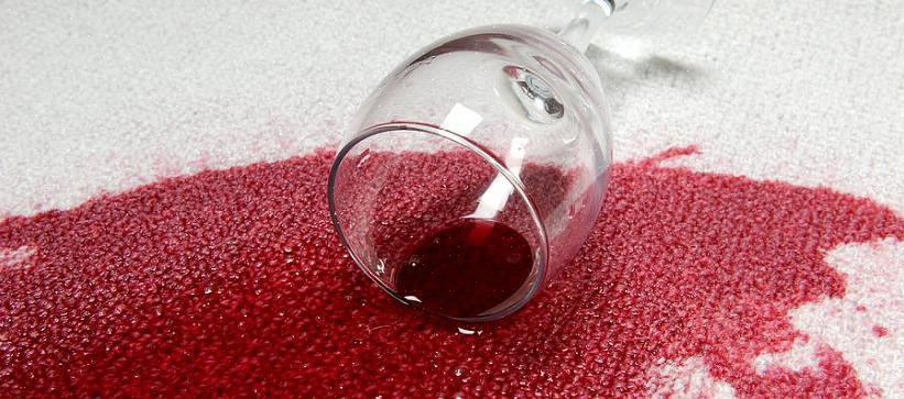 Rode wijnvlekken verwijderen uit wit tapijt
