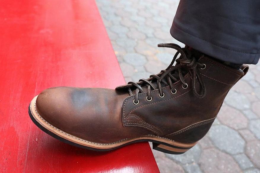 Een schoenmaker past uw schoenen en laarzen aan