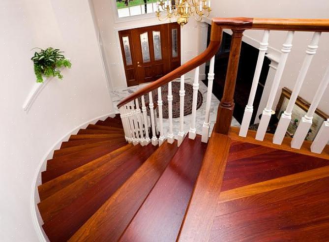 De trap ver van de voordeur zal heel anders zijn dan een feng shui-zaak van een kleine foyer met trappen