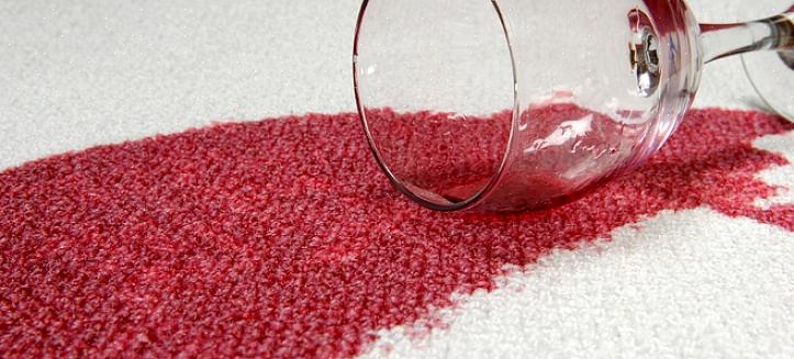 Om cranberrysap te verwijderen of vlekken te verwijderen van tapijt