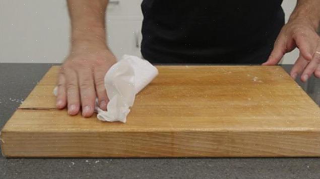 Spoel de houten plank zo snel mogelijk na gebruik af onder warm water om eventuele losse etensresten