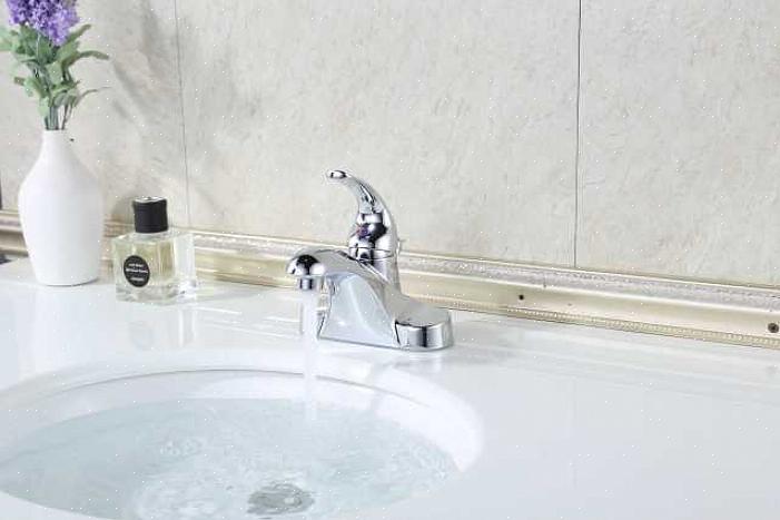 Badkamerkranen in een druk huishouden kunnen binnen een paar dagen na het schoonmaken vuil