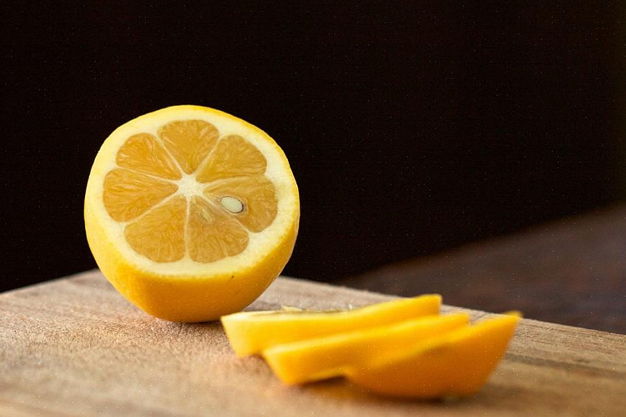 Door bij het schoonmaken citroensap aan azijn toe te voegen