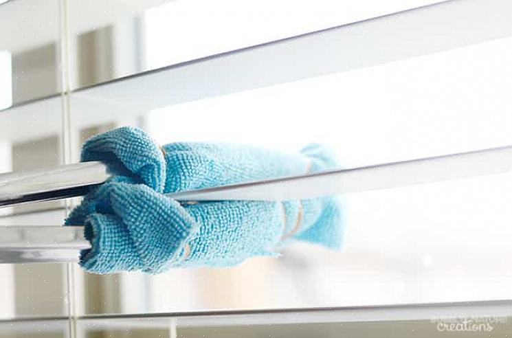 Draag rubberen handschoenen onder de schoonmaaksok of handschoenen als u zich zorgen maakt over huidcontact