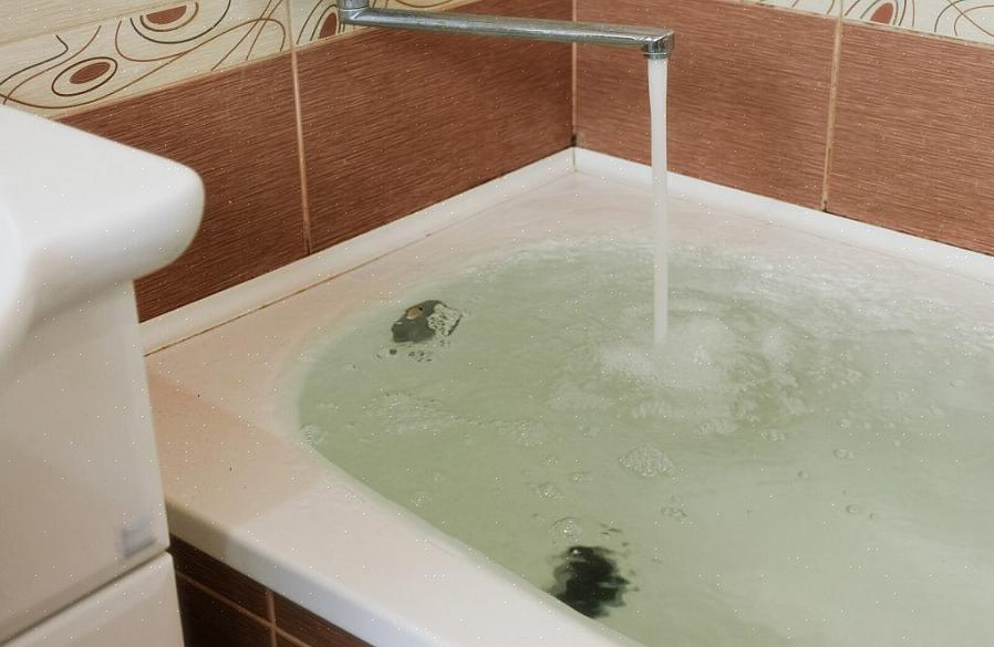 U kunt de afvoer van uw badkuip eenvoudig ontstoppen met een standaard komvormige plunjer