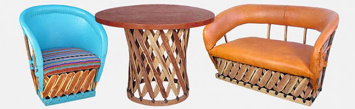 In deze rustieke eetkamer dragen stoelen in een donkere tabakstint bij aan de esthetiek van deze gezellige