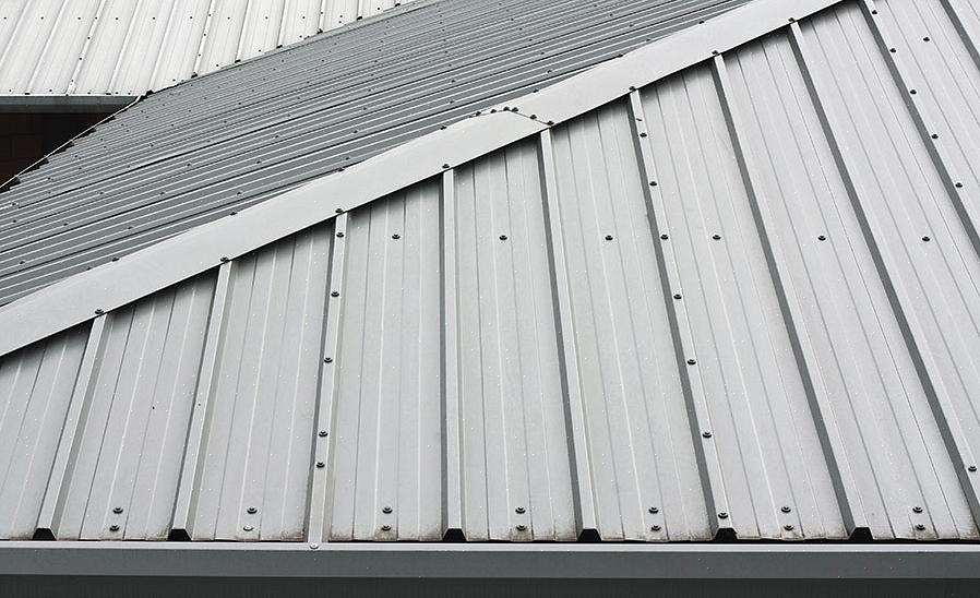 Dit is slechts één manier om metalen dakbedekking op samengestelde gordelroos aan te brengen