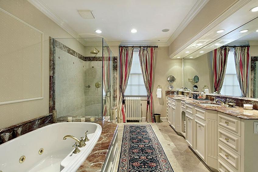 Deze bijzondere hoofdbadkamer van Hawksview Homes heeft een traditionele stijl