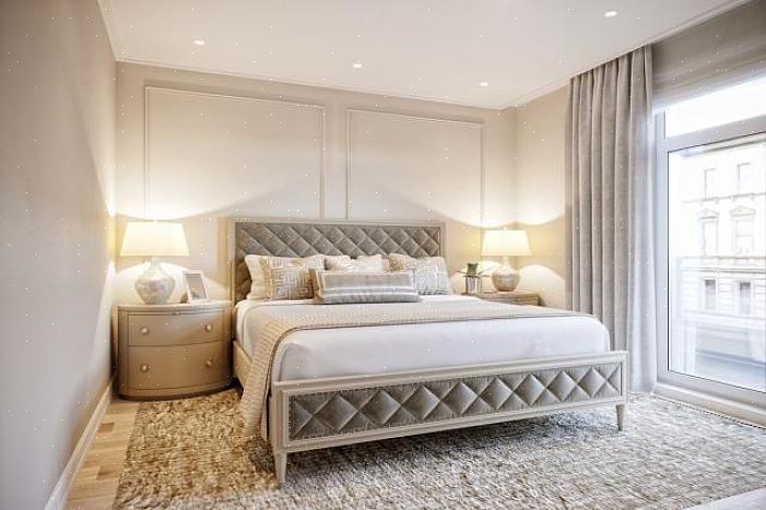 Enkele van de belangrijkste elementen van een romantische slaapkamer zijn zachte lakens