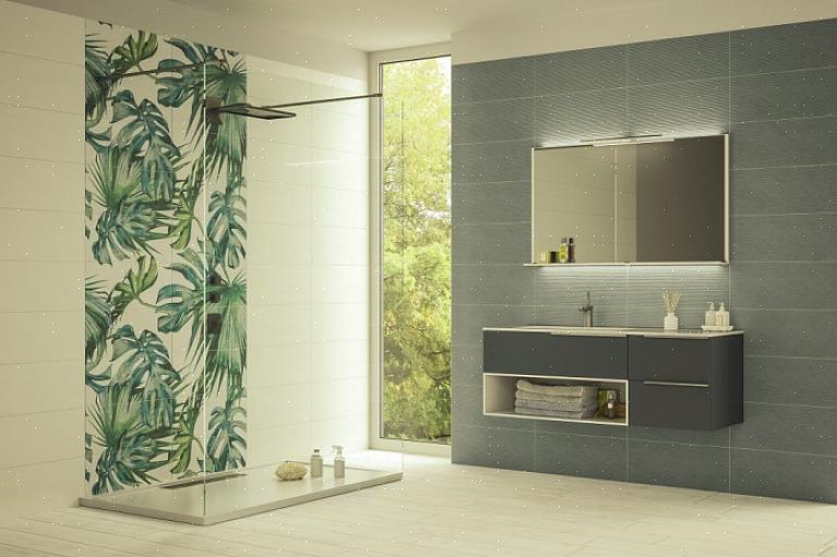 Deze prachtige badkamer in traditionele mediterrane stijl is voorzien van een enorme spadouche met twee