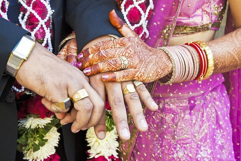 Tijdens een hennafeest gebruiken kunstenaars een pasta gemaakt van gedroogde hennabladeren om ingewikkelde