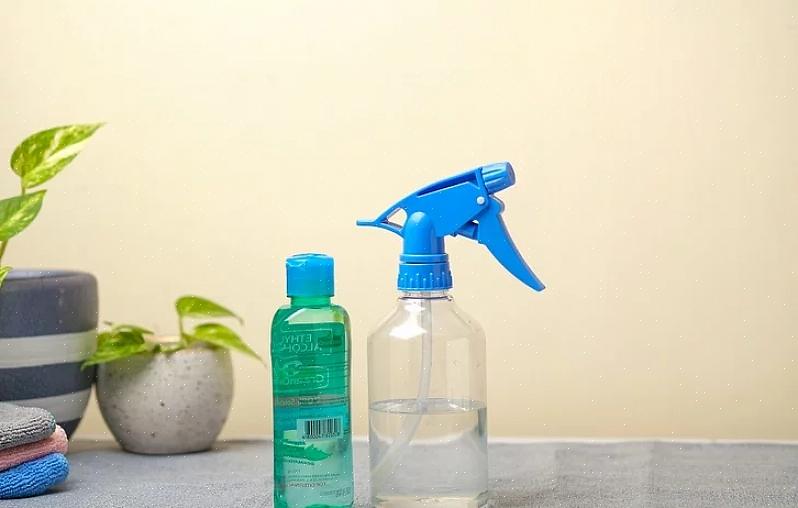 Deze natuurlijke desinfecterende spray van Mama instincts heeft twee actieve reinigingsingrediënten plus