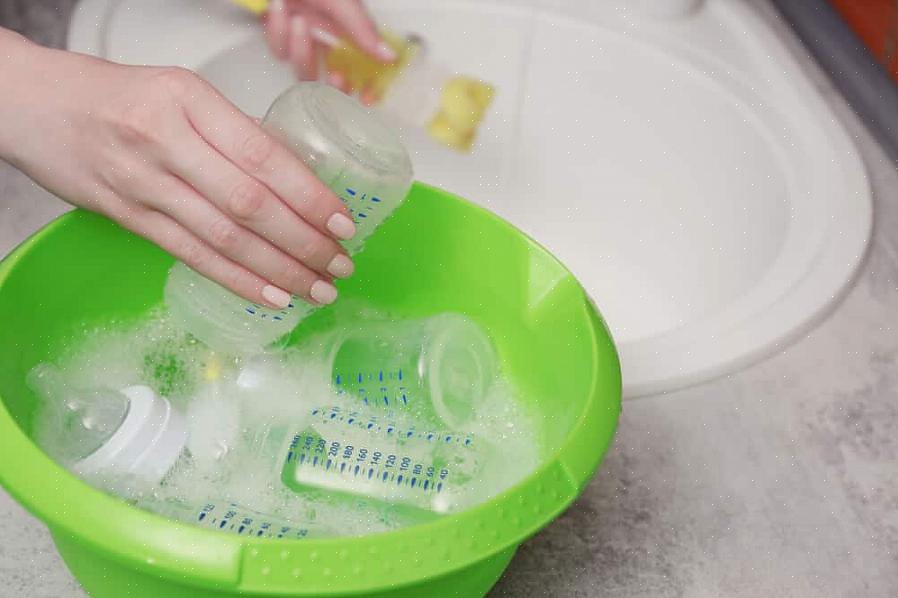 Meng twee eetlepels afwasmiddel in warm water om een oplossing te creëren voor schrobkasten