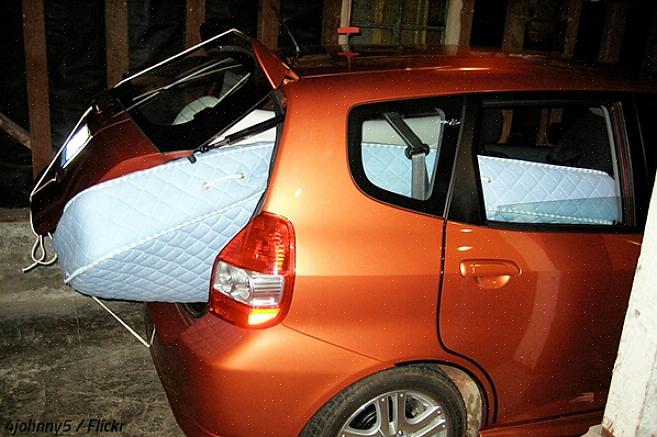 Hoe de matras veilig op het dak van de auto te bevestigen