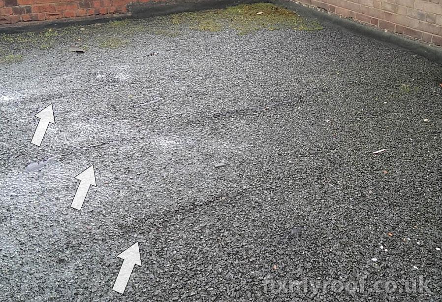 Brengt u de vloeibare asfaltprimer op het dakoppervlak aan met een borstel of roller
