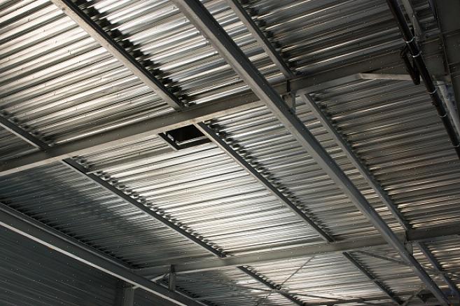 De eerste stap bij het repareren van metalen dakbedekkingsmateriaal omvat het reinigen van het oppervlak
