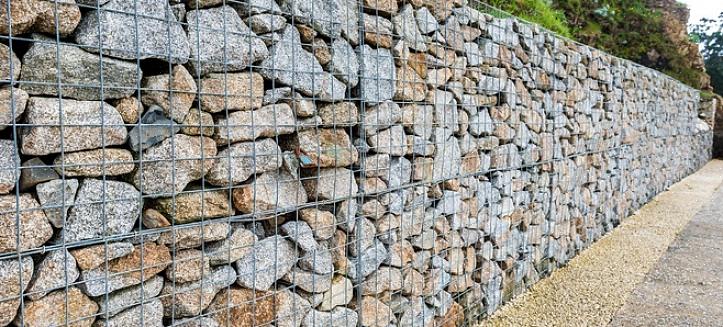 De stenen die worden gebruikt om een stenen muur te bouwen
