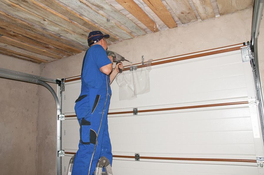 Het plafond van uw garage niet zonder ook de grote garagedeur te isoleren