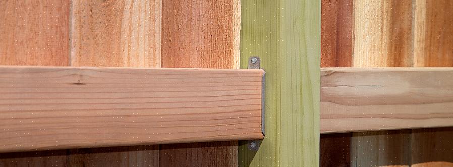 Bij andere houten hekstijlen mogen de palen boven de opvulpanelen uitsteken