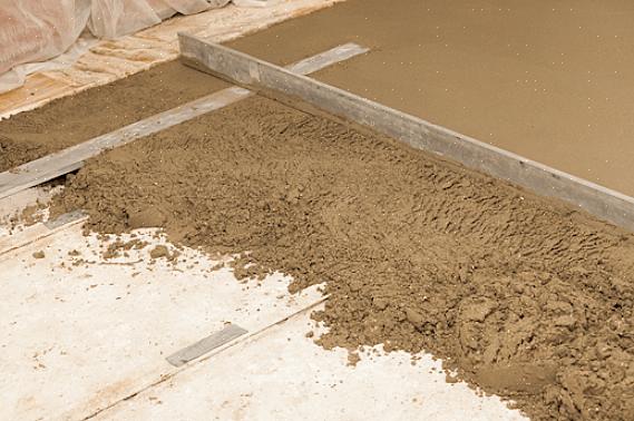 Dekvloer wordt gedaan door het gereedschap over het natte oppervlak van het beton te trekken
