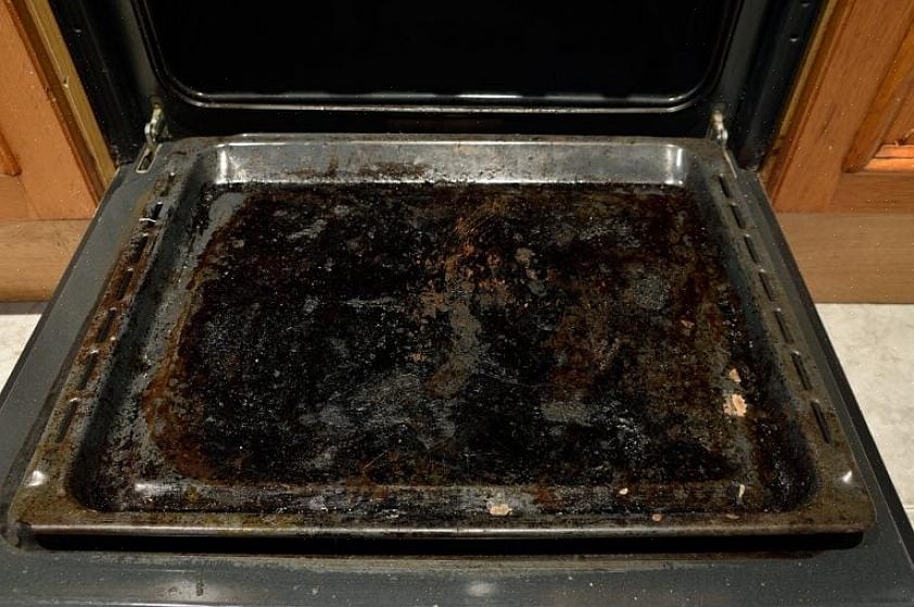 Hoe de oven schoon te maken met zuiveringszout
