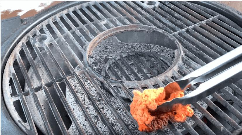 Hoe vaak een gietijzeren grill moet worden schoongemaakt