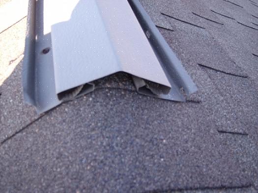 Maak een krijtlijn om de zaaglijnen op het dakdek te markeren