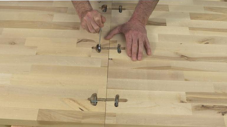 Slagerblok is een gelamineerd houtoppervlak waarin meerdere stroken hout zijdelings aan elkaar