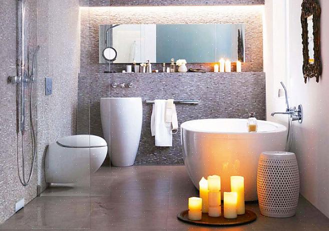 Wit badlinnen om een luxe hotelbadkamerstijl te creëren