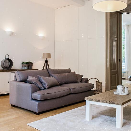 U kunt kosten besparen door meubels te huren voor slechts enkele van de meest zichtbare kamers in huis