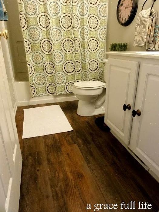Lees altijd de productliteratuur zorgvuldig als u van plan bent om houten vloeren in een badkamer