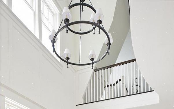 Binnenhuisarchitecten hebben algemene richtlijnen voor het kiezen van een kroonluchter diameter