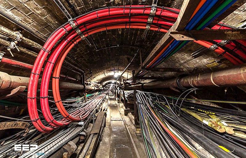 Is het toegestaan om UF-kabel (maar NIET NM) kabel door metalen of PVC-buizen te leiden in een ondergrondse