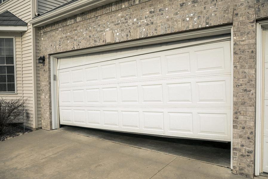 Moet een elektrische garagedeuropener mogelijk extra hard werken om de deur op te tillen