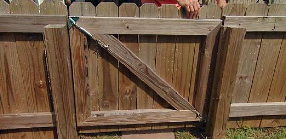 Graaf de grond rond de poortpaal uit om de paal of zijn betonnen voet los te maken met een schop