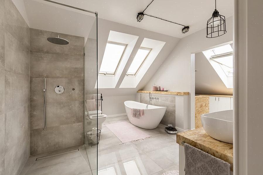 Net als bij douchewanden zien badkamermuren er meestal het beste uit met tegels groter dan 10,20 cm
