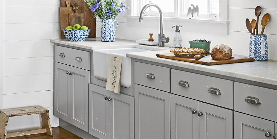 De afwerkingskleur van uw nieuwe keukenkasten is het eerste dat opvalt in uw verbouwde keuken