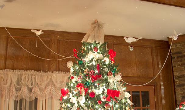 Een boom versieren met eetbare ornamenten is een geweldige manier om de vakantiestemming met de vogels